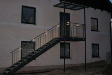 Stiegenaufgang mit Niro-Geländer