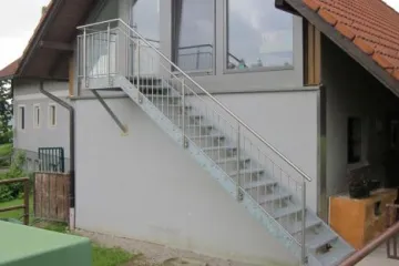 Stiegenkonstruktion mit Nirogeländer