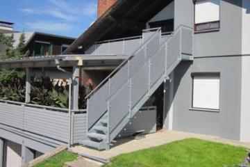 Stiegenkonstruktion mit Geländer