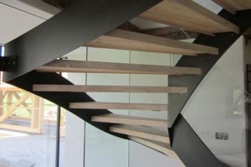 Stiegenkonstruktion mit Nurglas-Geländer