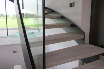 Stiegenkonstruktion mit Nurglas-Geländer