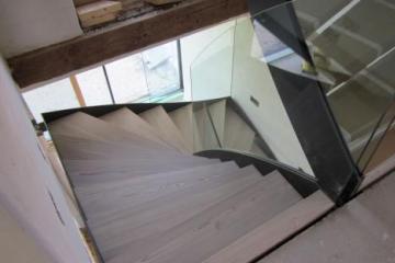 Stiegenkonstruktion mit Nurglas-Geländer