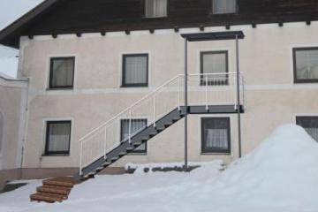 Stiegenaufgang mit Niro-Geländer